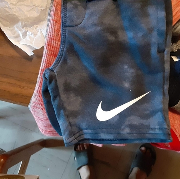 Nike - Picture 4 of 8